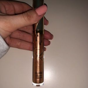Kylie Cosmetics lipgloss shade Poppin’